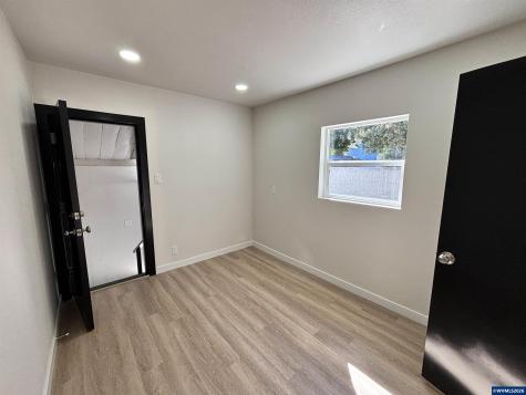 1890 Mccoy (suite #3) Avenue NE Salem OR 97301