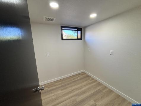 1890 Mccoy (suite #3) Avenue NE Salem OR 97301