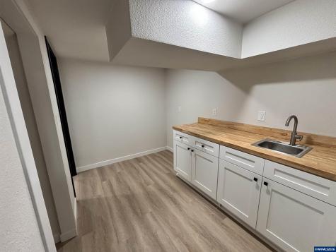 1890 Mccoy (suite #3) Avenue NE Salem OR 97301