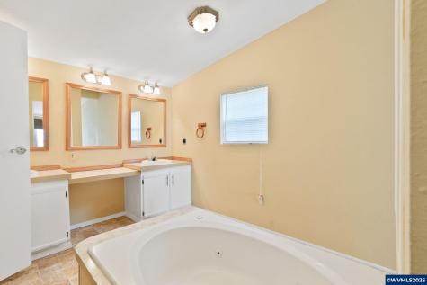 5042 Cumberland #18 Court Salem OR 97306