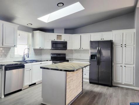 4722 Wyoming Circle NE Salem OR 97305
