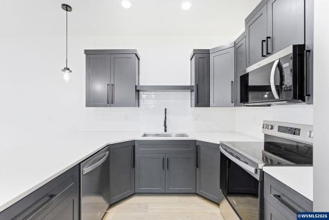 300 & 302 Seven Oaks Lane Lebanon OR 97355