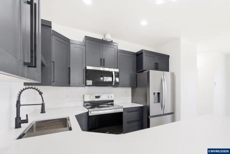 300 & 302 Seven Oaks Lane Lebanon OR 97355
