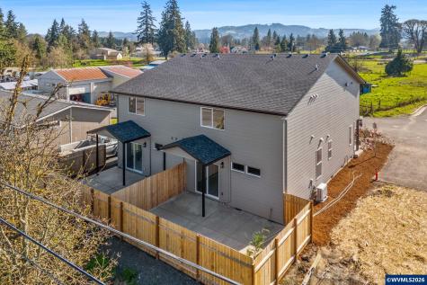 300 & 302 Seven Oaks Lane Lebanon OR 97355
