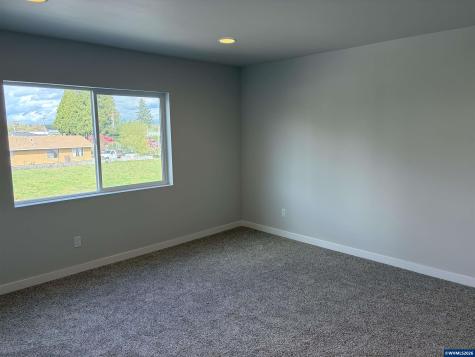 1542 Barn (-1550) Street Woodburn OR 97071