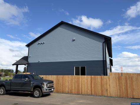 1542 Barn (-1550) Street Woodburn OR 97071
