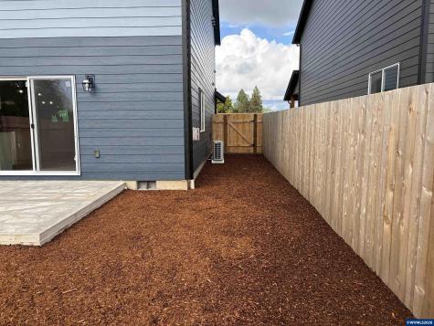 1542 Barn (-1550) Street Woodburn OR 97071