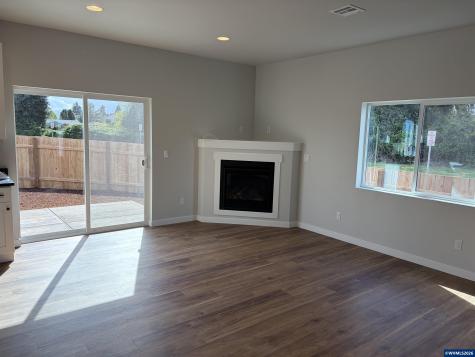 1542 Barn (-1550) Street Woodburn OR 97071