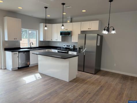 1542 Barn (-1550) Street Woodburn OR 97071