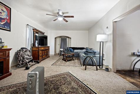 920-924 Main Street Sweet Home OR 97386