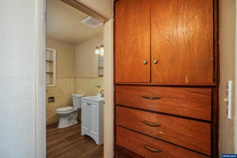 2806 Livingston -2808 Street NE Salem OR 97301