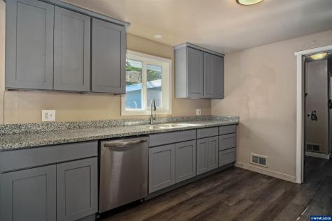 2806 Livingston -2808 Street NE Salem OR 97301
