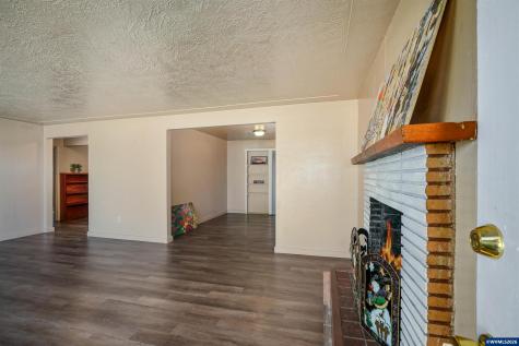 2806 Livingston -2808 Street NE Salem OR 97301