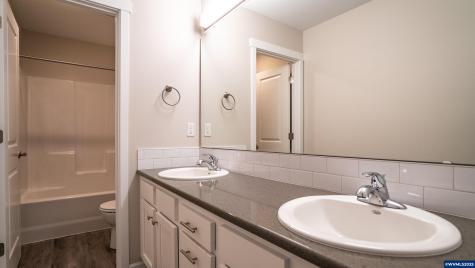 52 & 54 Sand Ridge Court Lebanon OR 97355