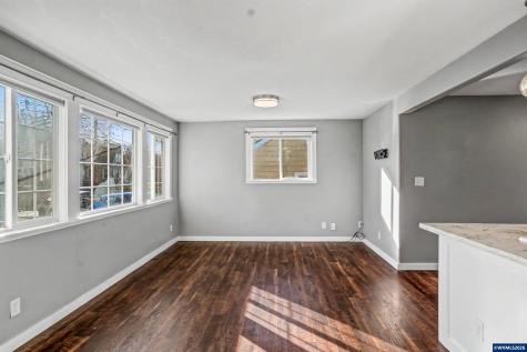 995 985 Garnet Street NE Salem OR 97301