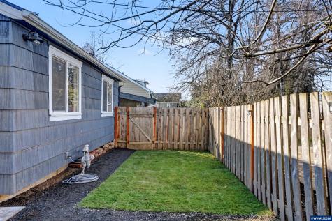 995 985 Garnet Street NE Salem OR 97301