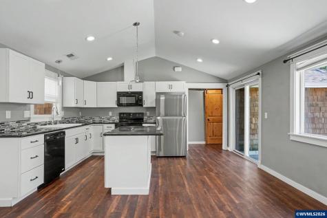 995 985 Garnet Street NE Salem OR 97301