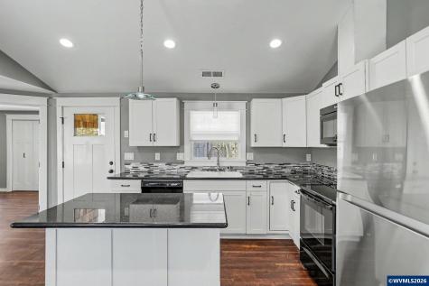 995 985 Garnet Street NE Salem OR 97301