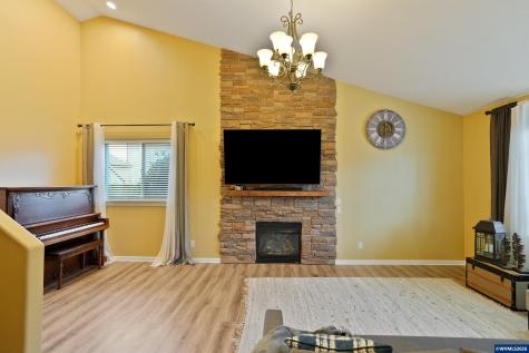 4334 Log Drive NE Salem OR 97305