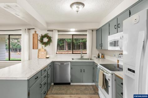6020 Valley View Road NE Silverton OR 97381