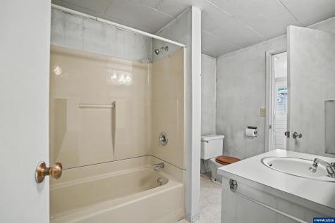 1148 S Water Street Silverton OR 97381