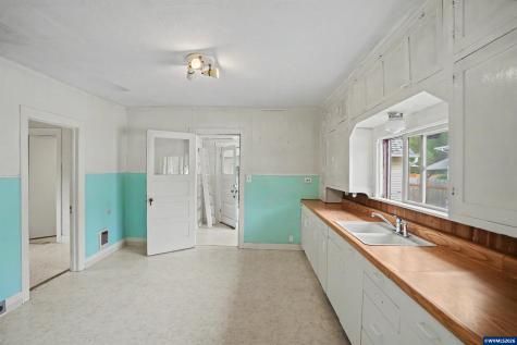 1148 S Water Street Silverton OR 97381