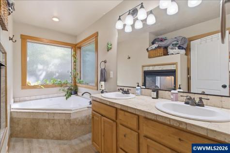 2495 Stoneway Court NW Salem OR 97304