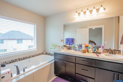 1013 Robbins Court Lebanon OR 97355