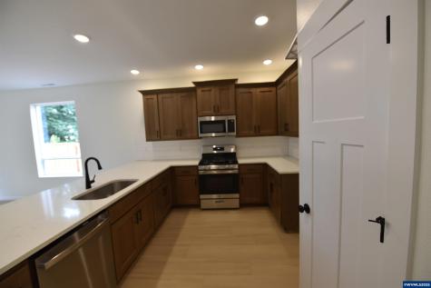 845 Oakleaf Way Silverton OR 97381-2536
