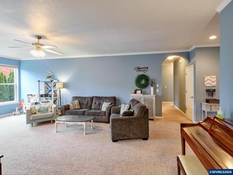 2663 Baines Bl Hubbard OR 97032