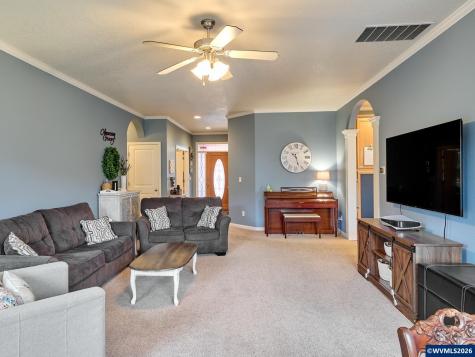 2663 Baines Bl Hubbard OR 97032