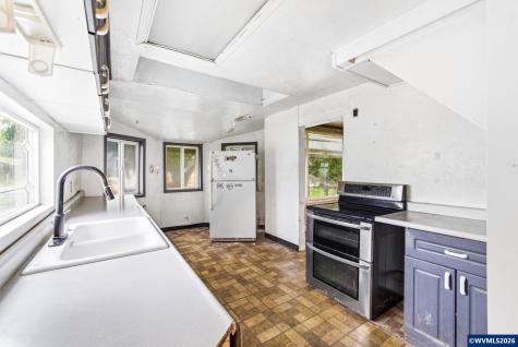 1715 Cascade Drive Lebanon OR 97355