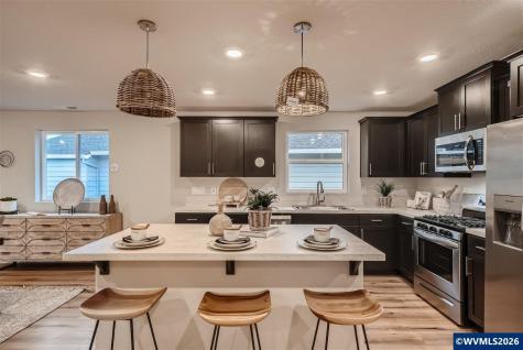541 Spring Bl Woodburn OR 97071