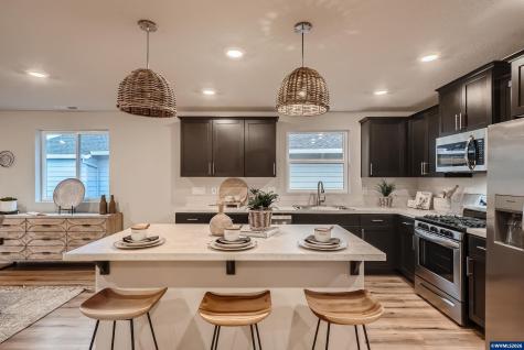 541 Spring Bl Woodburn OR 97071