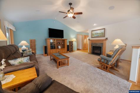 1115 Skookum Drive Silverton OR 97381