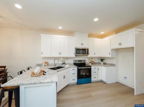 729 Periander Way Harrisburg OR 97352-9202
