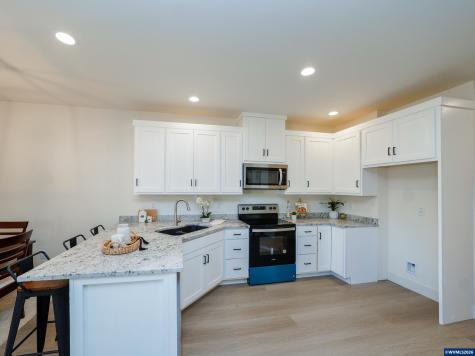 729 Periander Way Harrisburg OR 97352-9202