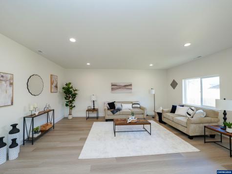 729 Periander Way Harrisburg OR 97352-9202
