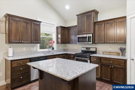 323 Lydia Lane Lebanon OR 97355