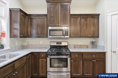 323 Lydia Lane Lebanon OR 97355