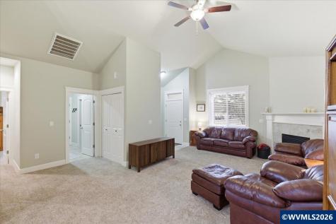 323 Lydia Lane Lebanon OR 97355