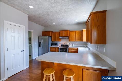4199 Geranium Lp NE Salem OR 97305
