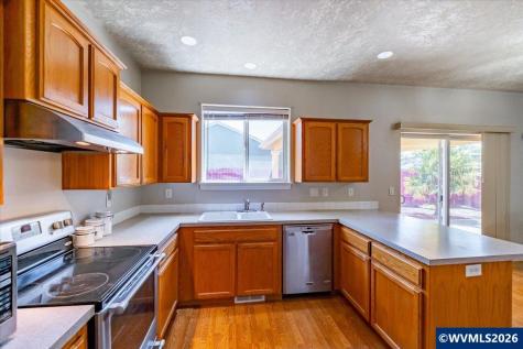 4199 Geranium Lp NE Salem OR 97305