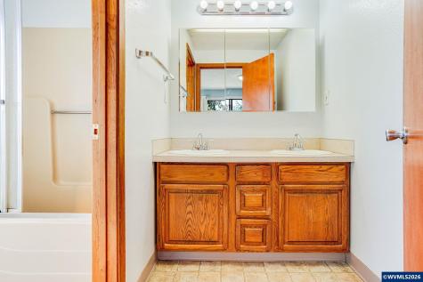8748 Enclid Street NE Salem OR 97305