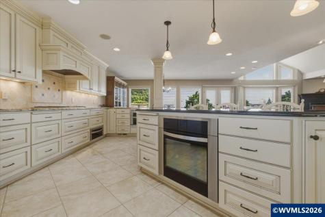 5918 Crystal Court SE Salem OR 97306