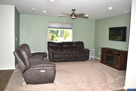 603 Pickering Lane Woodburn OR 97071