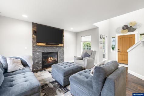 38 Sweden Circle Silverton OR 97381