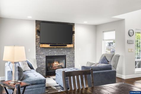 38 Sweden Circle Silverton OR 97381