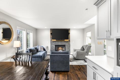 38 Sweden Circle Silverton OR 97381