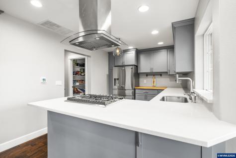 38 Sweden Circle Silverton OR 97381